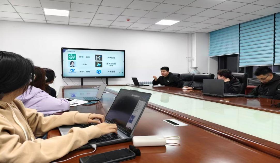 提升數字素養，賦能職業未來——機械工程學院就業委員會開展辦公技能與AI應用專項培訓